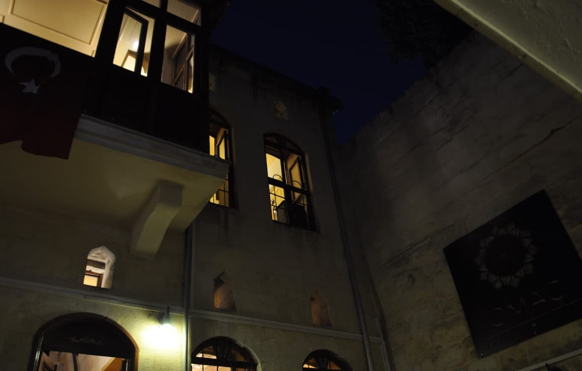 Omaç Gaziantep konağının gece görünümü