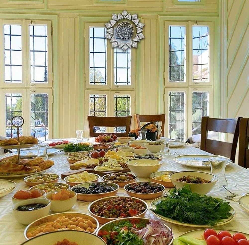 Omaç konağında geleneksel kahvaltı sofrası