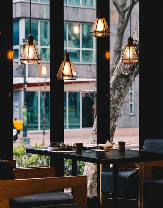 Omaç Gaziantep restoranında pencere önü masa